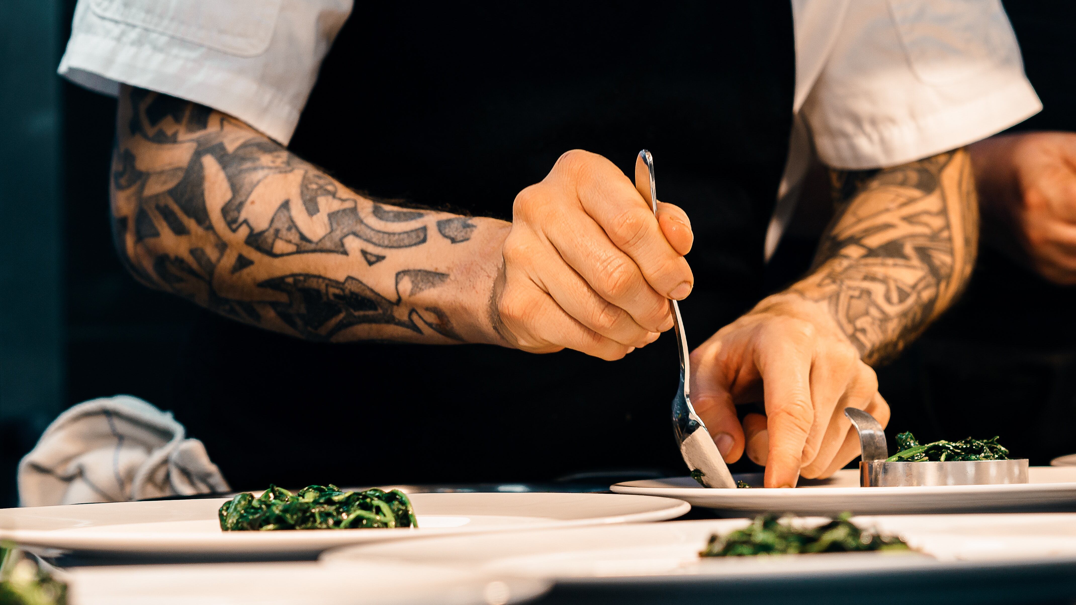 Da finto chef a cameriere: così lo stalker seriale tormentava le vittime