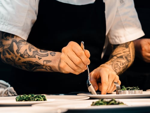 Da finto chef a cameriere: così lo stalker seriale tormentava le vittime