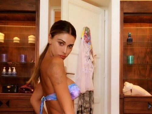Belen presa di mira dal web: "Perché ti tieni i peli sulle gambe?"