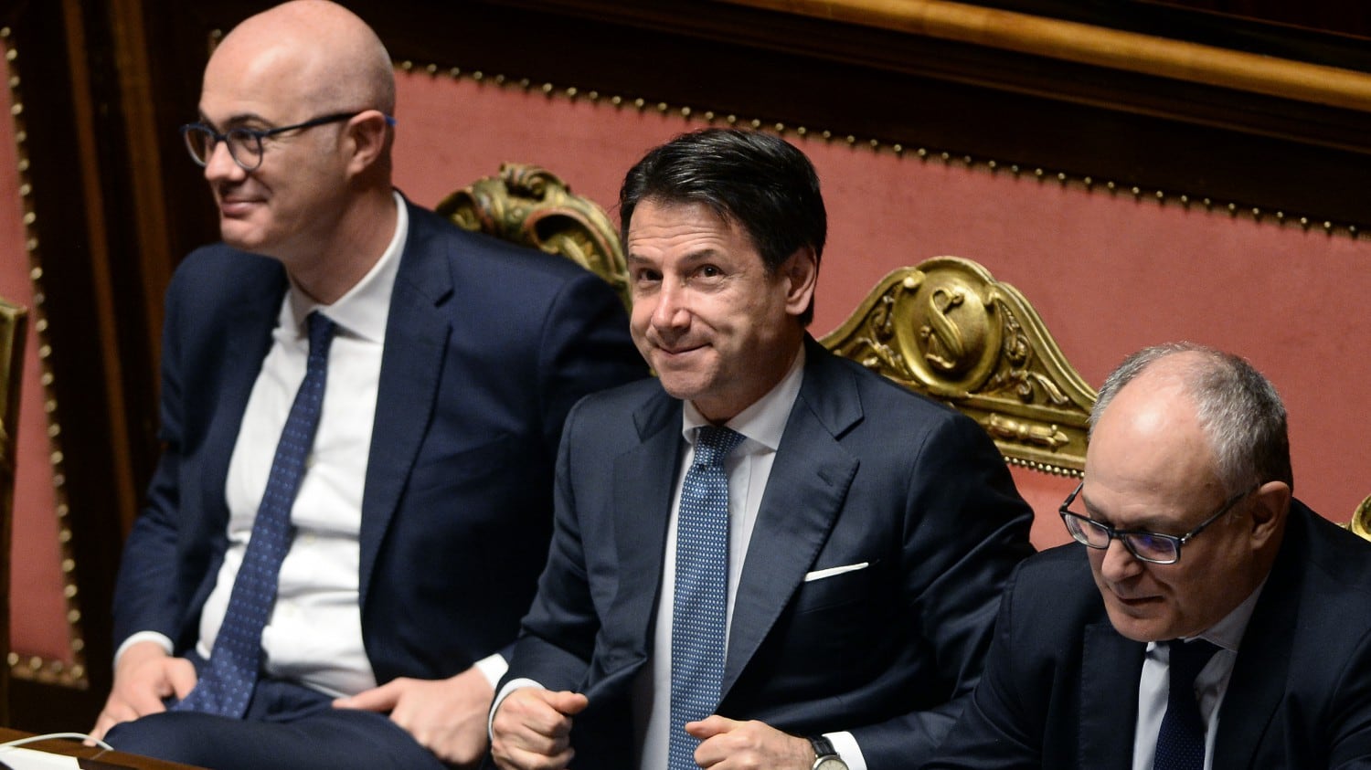 "Mi prestate i senatori?". La guerra tra grillini fa tremare il governo