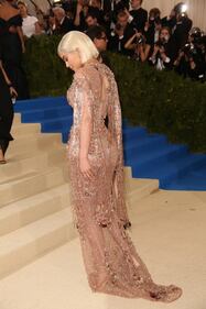 Kylie Jenner sexy alla finestra 8