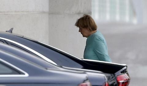 Il volto provato della Merkel dopo il referendum greco 5