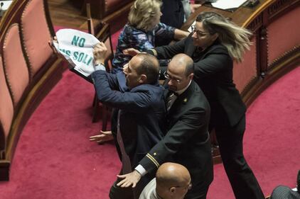 Ius soli, la Lega occupa i banchi del governo: è bagarre 1