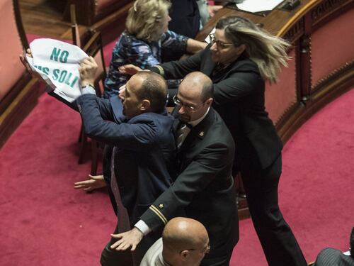 Ius soli, la Lega occupa i banchi del governo: è bagarre