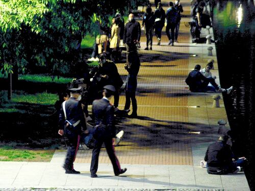 Bottigliate contro la polizia dai ribelli del coprifuoco