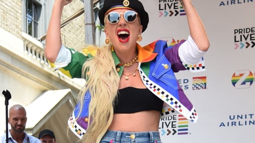 Lady Gaga al Pride Live a New York. Poi va a servire nel locale del padre