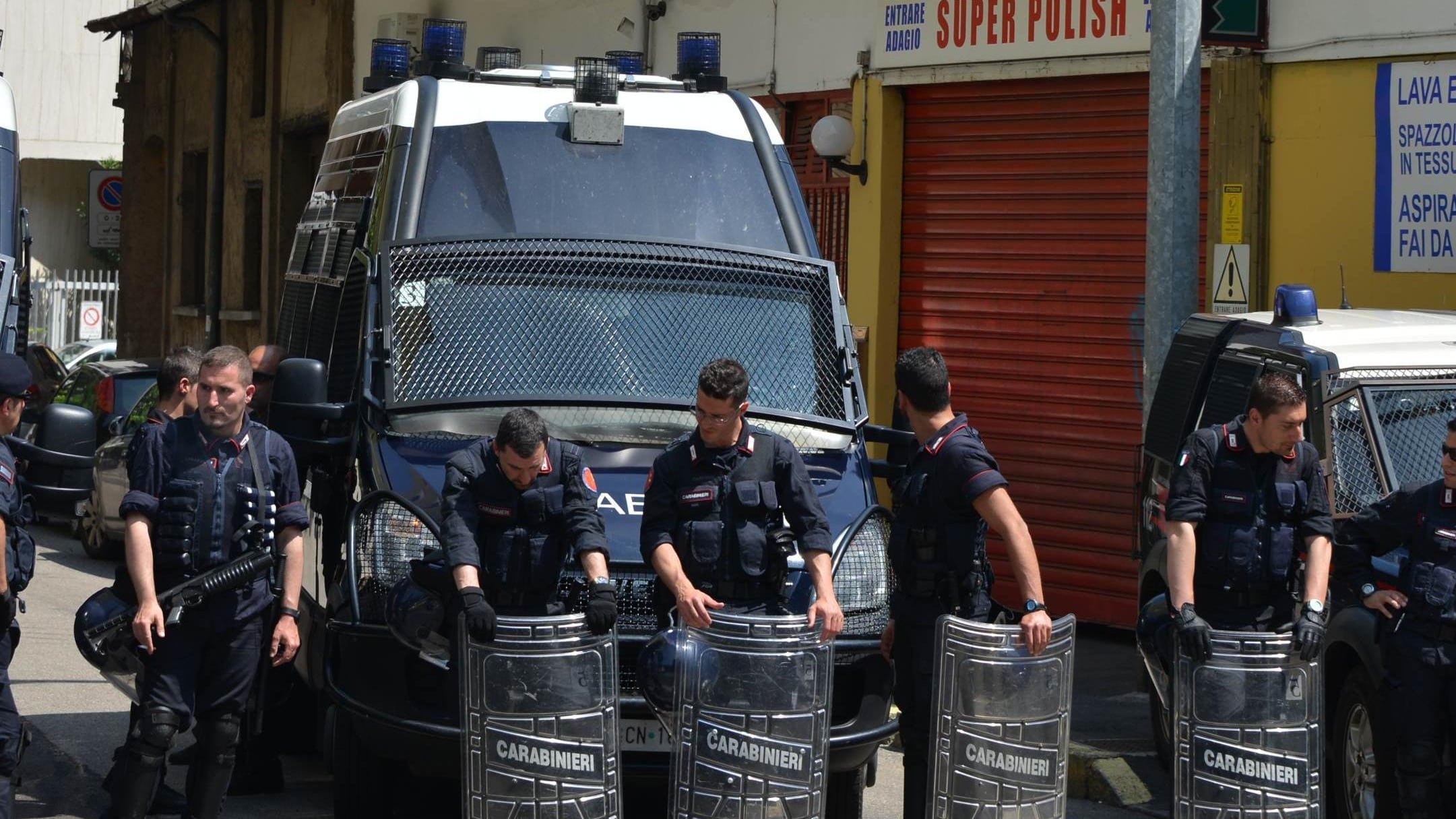 Sgomberi, la protesta sale sul tetto