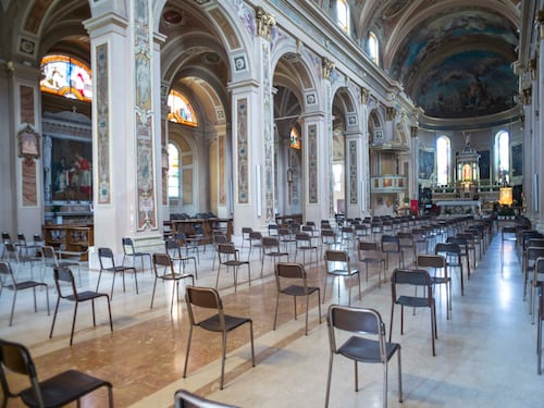Don green pass ci ripensa e riapre la chiesa "Siamo tutti figli di Dio", anche i non vaccinati