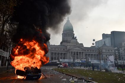 La rivolta di Buenos Aires contro Milei: le foto degli scontri 12