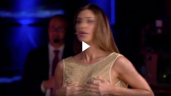 Tu si que vales, l'incidente è hot: Belen balla e deve tenersi il seno