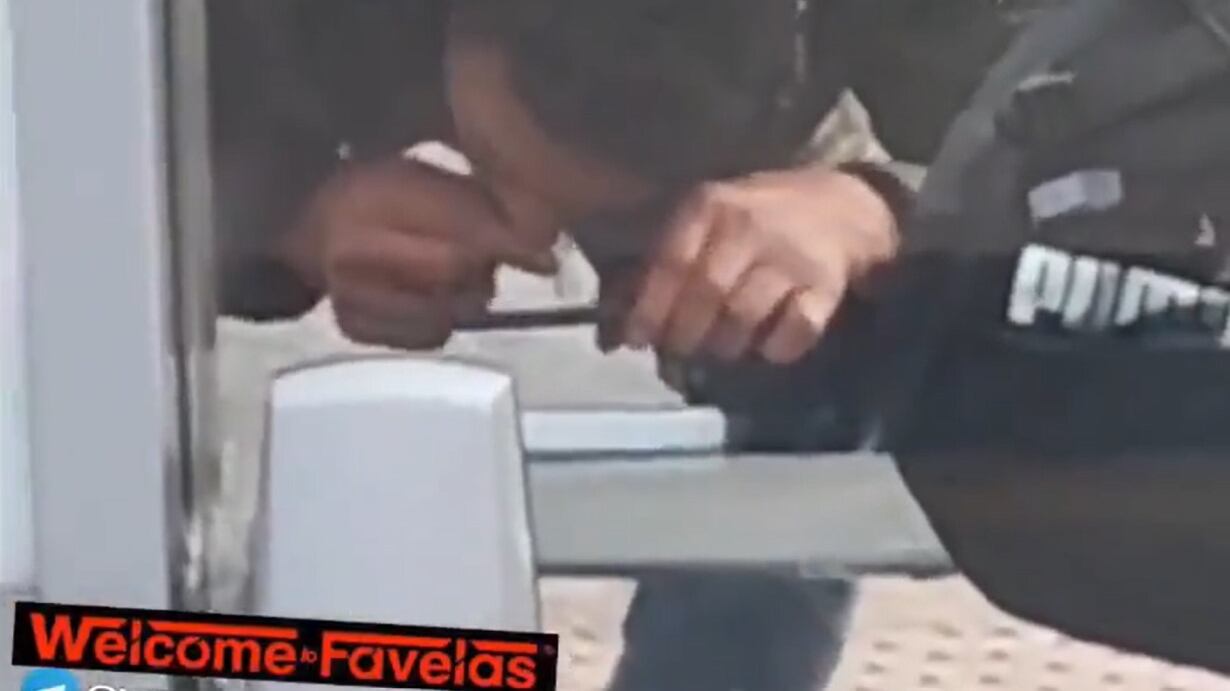 Sniffa davanti alla stazione: il video choc in pieno giorno