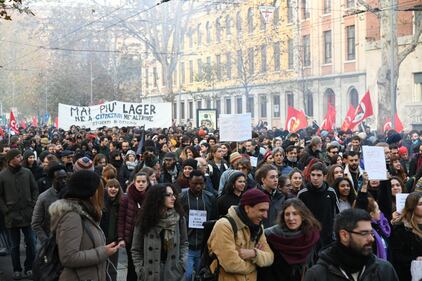 Milano, scende in piazza il corteo contro la chiusura del centro di via Corelli e il decreto Salvini 3