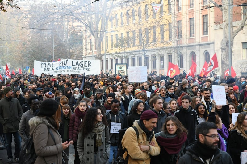 Milano, scende in piazza il corteo contro la chiusura del centro di via Corelli e il decreto Salvini 3