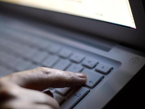 Adescava 13enni in chat: condannato un pedofilo
