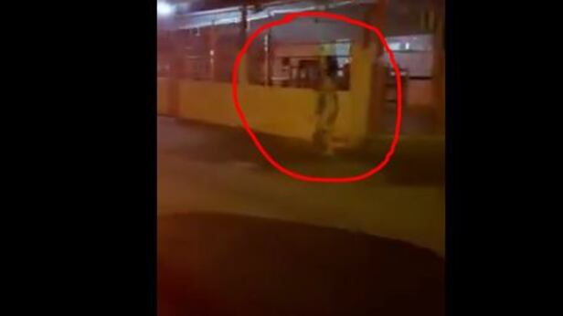 Le ruba smartphone con video hard. Lei lo rincorre tutta nuda in strada