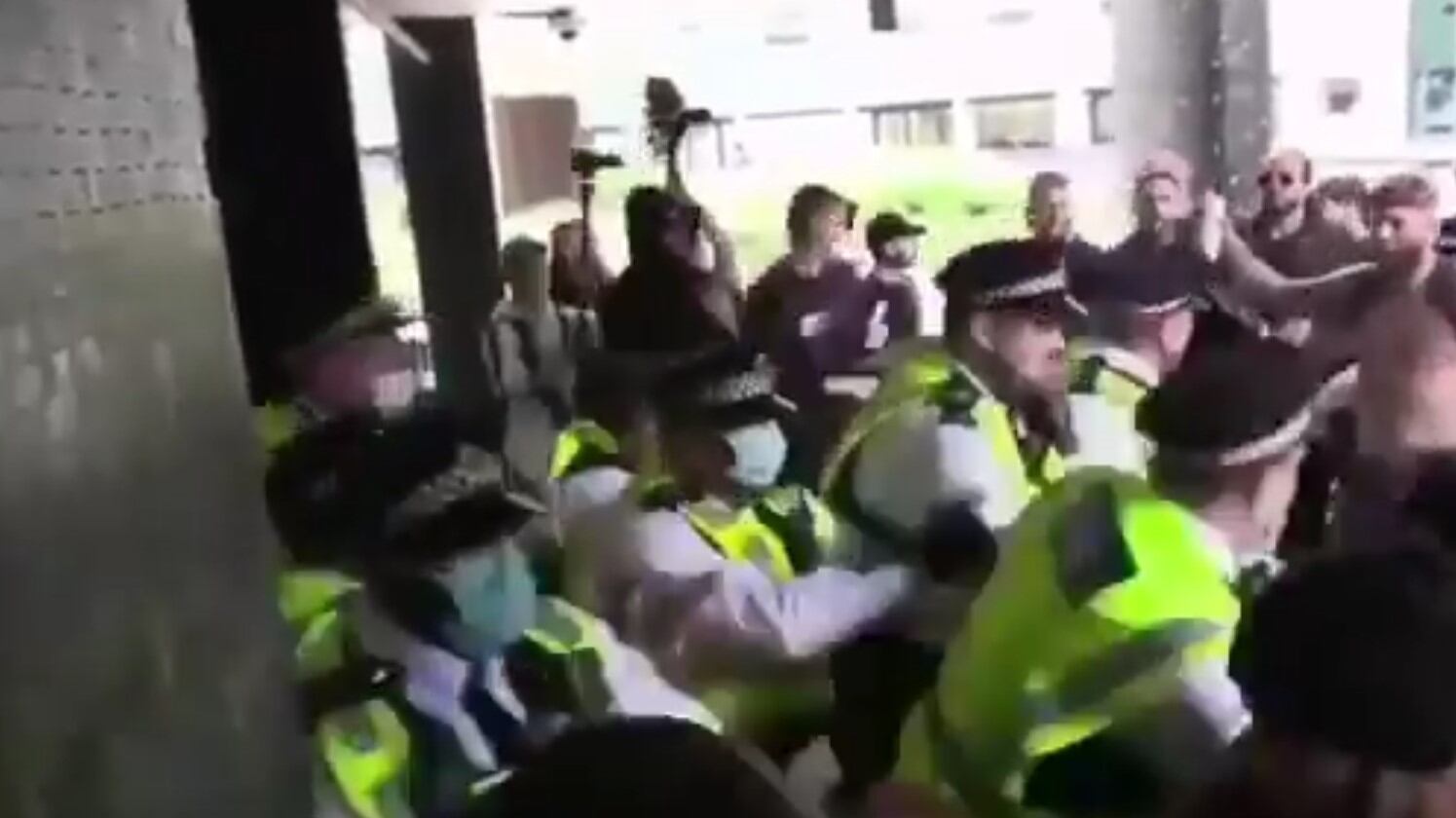 No vax assaltano la sede della Bbc: "Vergogna bast...". Scontri con la polizia
