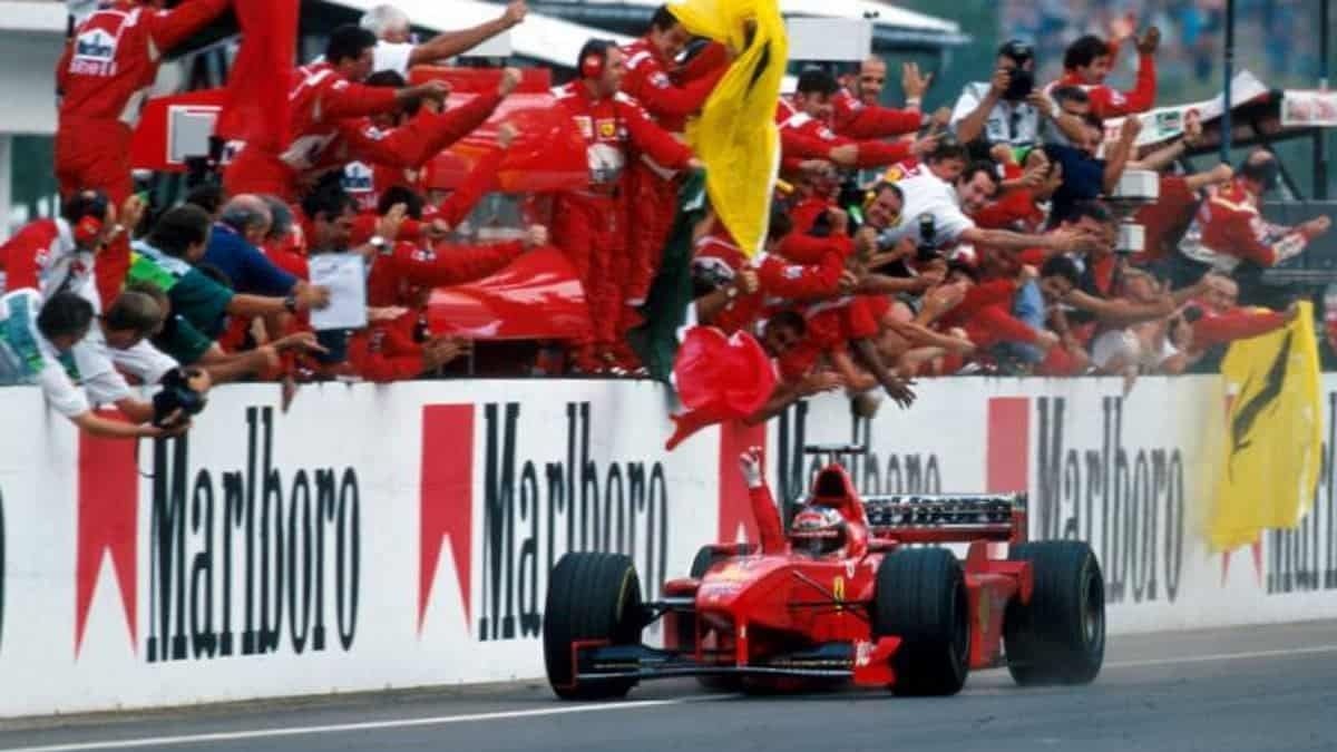 La “gara perfetta”: Schumacher batte le McLaren con una sosta in più