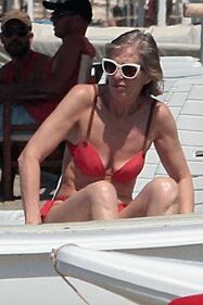 Stefania Giannini paparazzata a Forte dei Marmi 3