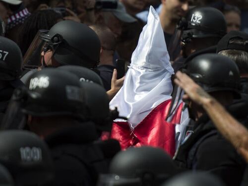 Tolta la statua sudista e il Ku Klux Klan scende in piazza: 23 arresti in Virginia