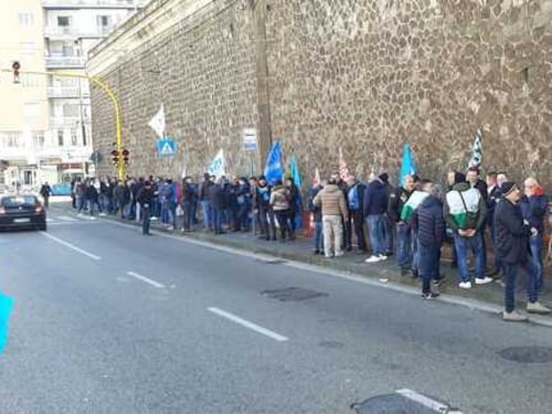 Sit-in degli agenti davanti a Poggioreale: cosa chiedono