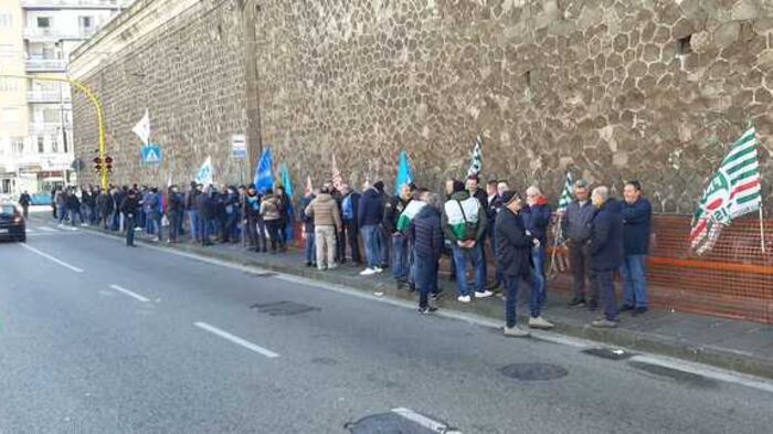 Sit-in degli agenti davanti a Poggioreale: cosa chiedono