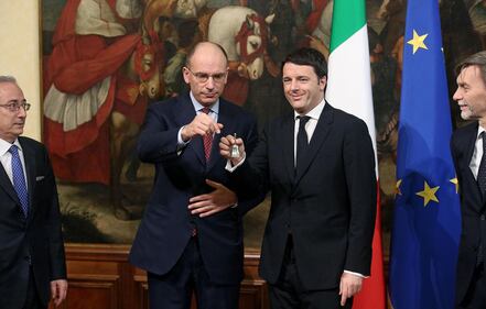 La stretta di mano tra Renzi e Letta. Ed è gelo 1