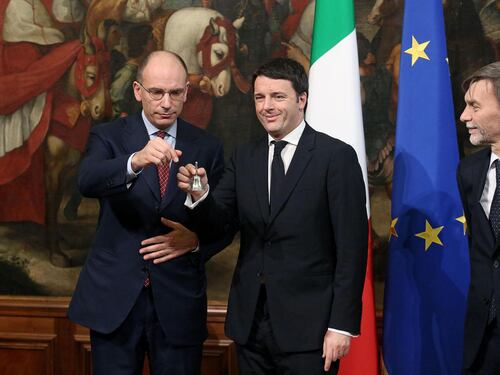 La stretta di mano tra Renzi e Letta. Ed è gelo