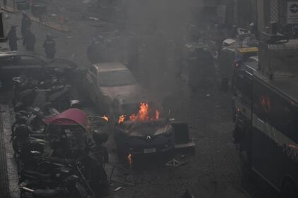 Scontri a Napoli tra tifosi: in centro è guerriglia  1
