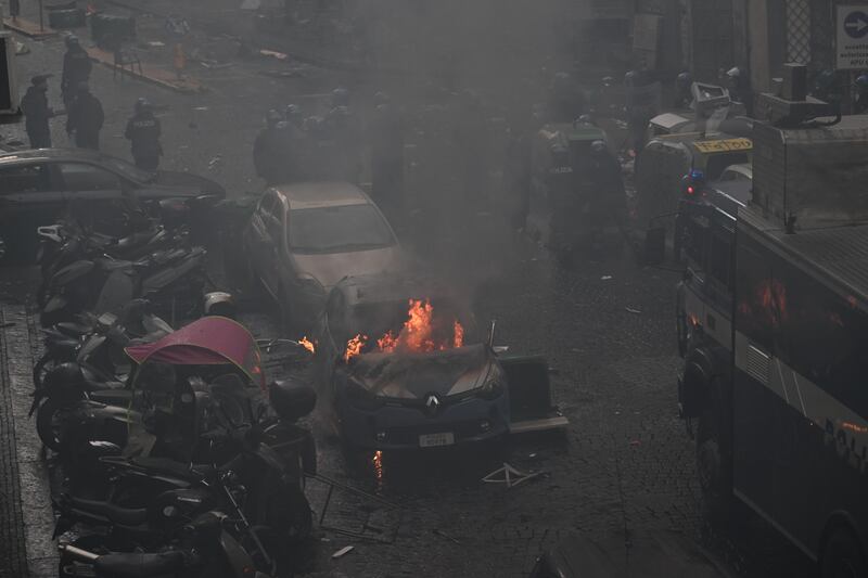 Scontri a Napoli tra tifosi: in centro è guerriglia 1
