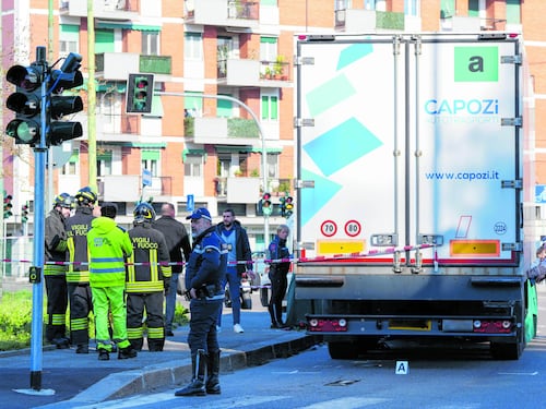 Tir investe e uccide un pedone. Auto contro bici, grave ciclista
