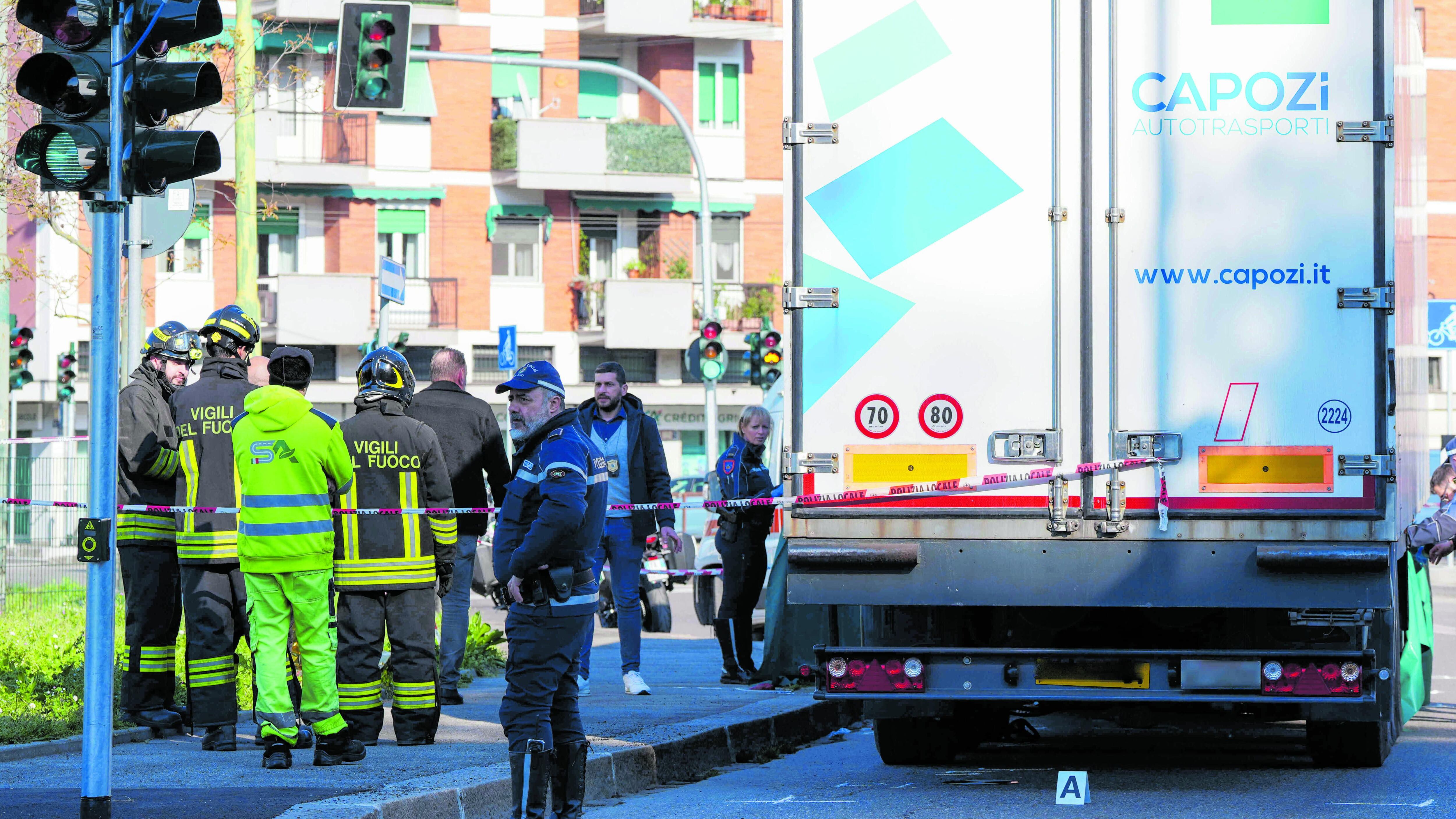 Tir investe e uccide un pedone. Auto contro bici, grave ciclista