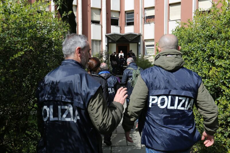 Milano, sgomberato il residence Cavezzali 6