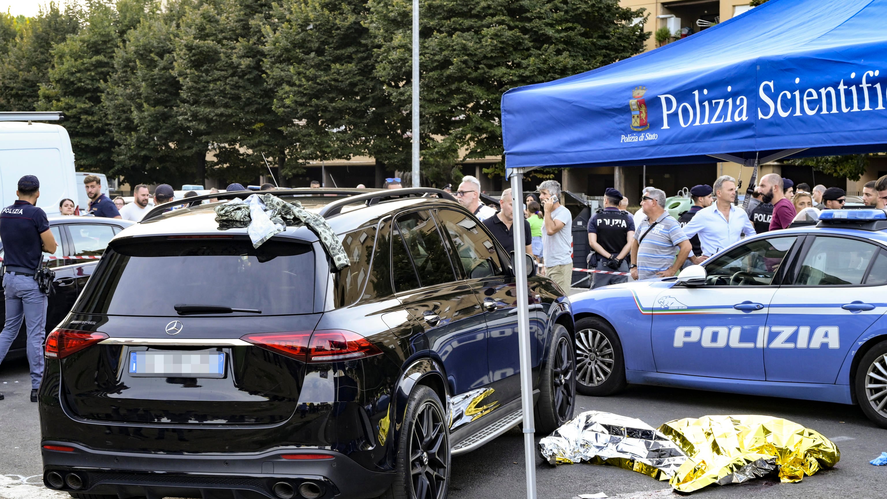 Sangue per le strade di Roma. Spari contro auto, un morto e donna gambizzata