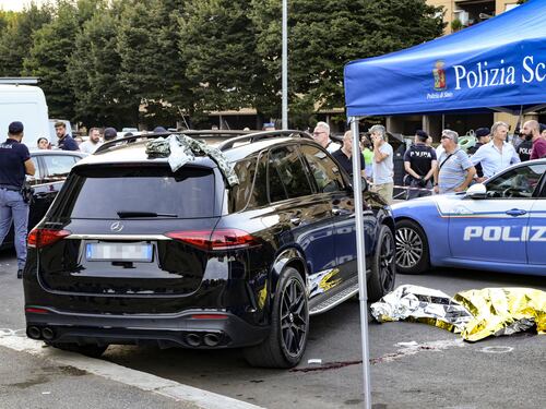 Sangue per le strade di Roma. Spari contro auto, un morto e donna gambizzata