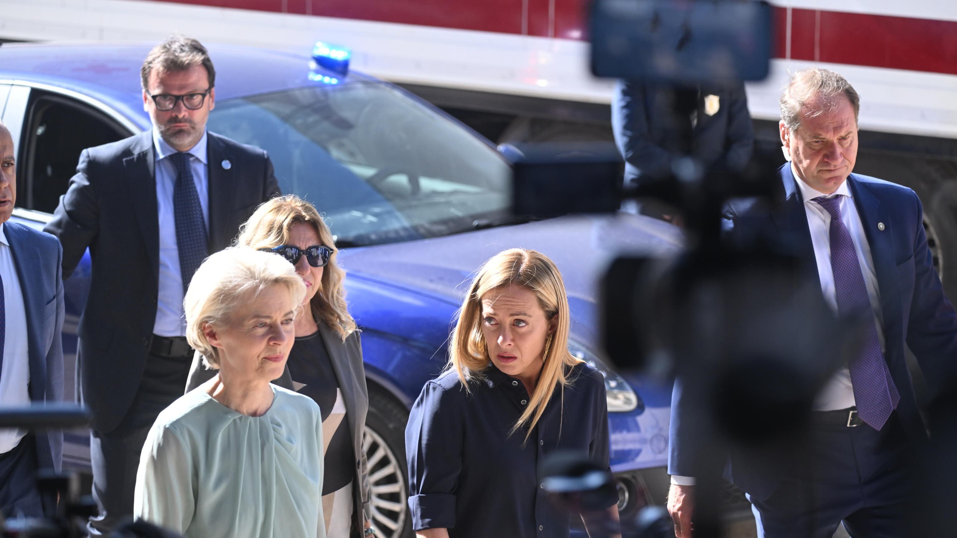 "I clown rafforzano le politiche razziste". L'insulto delle Ong a Meloni e von der Leyen