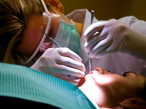 Esplode lo studio dentistico: gravi dottore e assistente, ferita 14enne