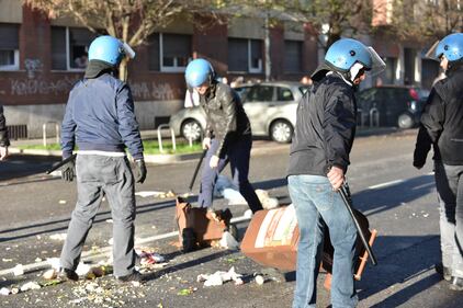 Sgombero dei centri sociali, scoppia la guerriglia a Milano 9