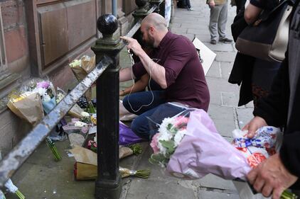 Attentato a Manchester, gli omaggi per le 22 vittime 17