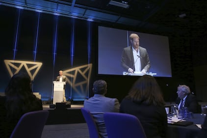 Principe Harry, le foto del convegno sul turismo 9