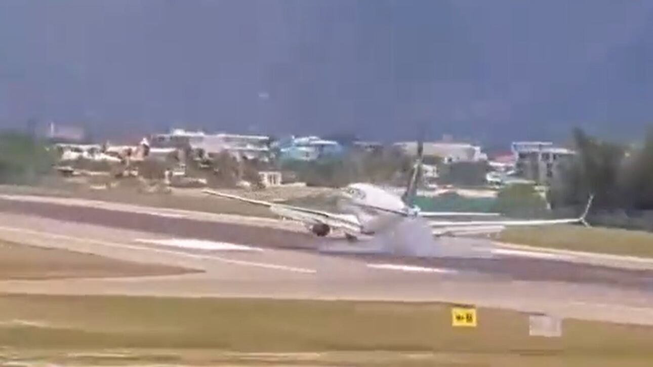 Choc all'aeroporto ai Caraibi: aereo atterra senza carrello, passeggeri terrorizzati