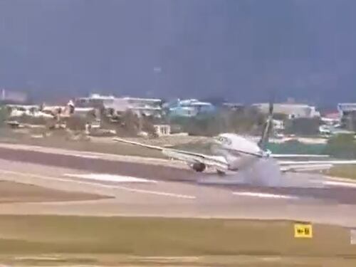 Choc all'aeroporto ai Caraibi: aereo atterra senza carrello, passeggeri terrorizzati