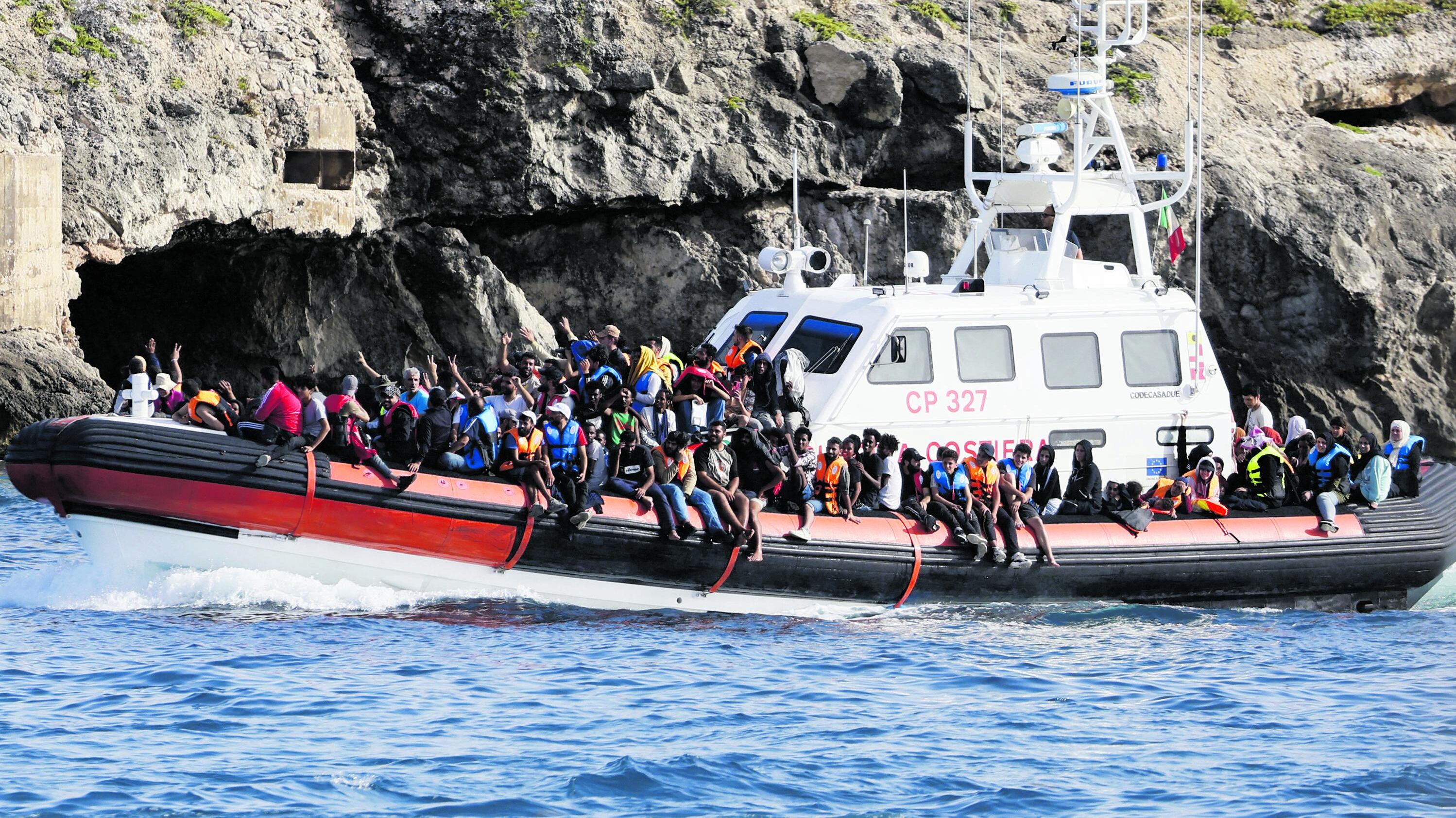 Il governo frena gli sbarchi, i giudici accolgono i clandestini