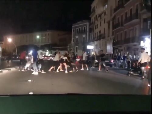 Rissa a Palermo: coinvolte decine di persone con calci e pugni in mezzo alla strada