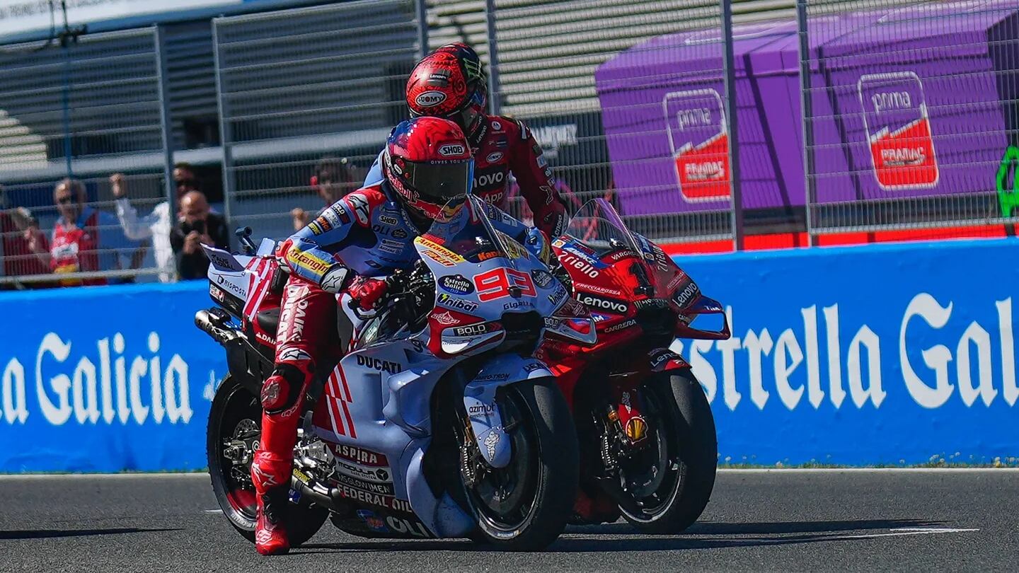 MotoGP Spagna, Bagnaia vince una battaglia epica con Marquez. Out Martin