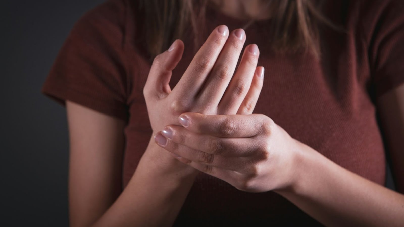 Dolore alle dita delle mani, le cause più comuni e quali malattie può segnalare