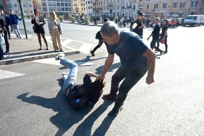 Blitz degli ambientalisti davanti al Colosseo 8