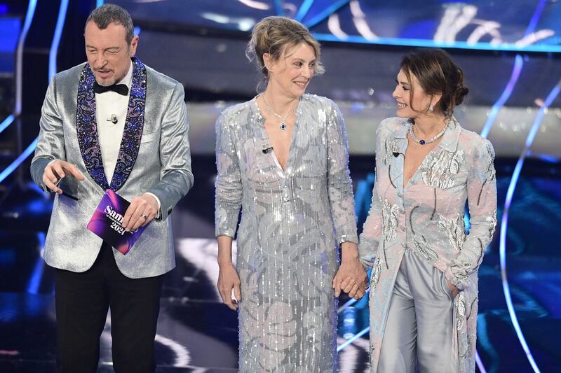 Sanremo 2024: ecco il look della quarta serata del Festival di conduttore, co-conduttrice e ospiti 3