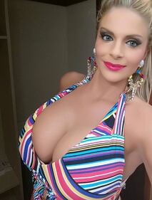 Francesca Cipriani hot senza trucco: seno esplosivo 30