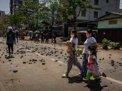 Myanmar, ecco la (inutile) offensiva della Ue. E il regime militare se la prende con i media