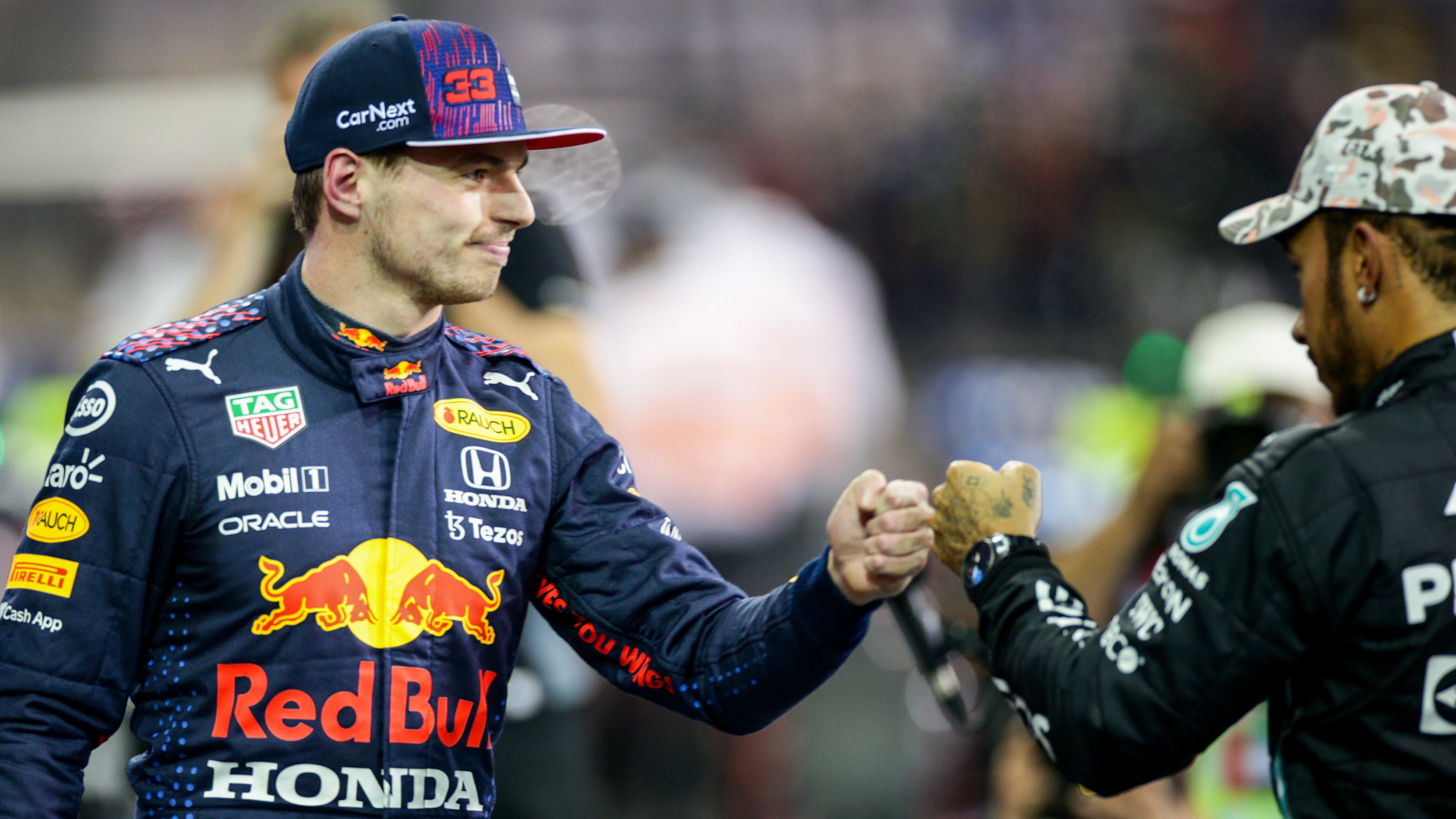 Il "pugno" di Max a Lewis per un Mondiale all'ultimo giro